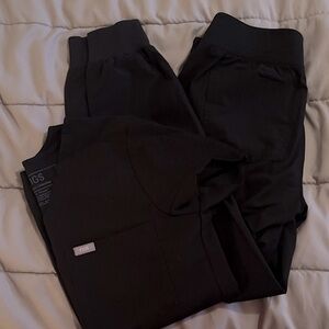 FIONx figs Black figs, scrub set